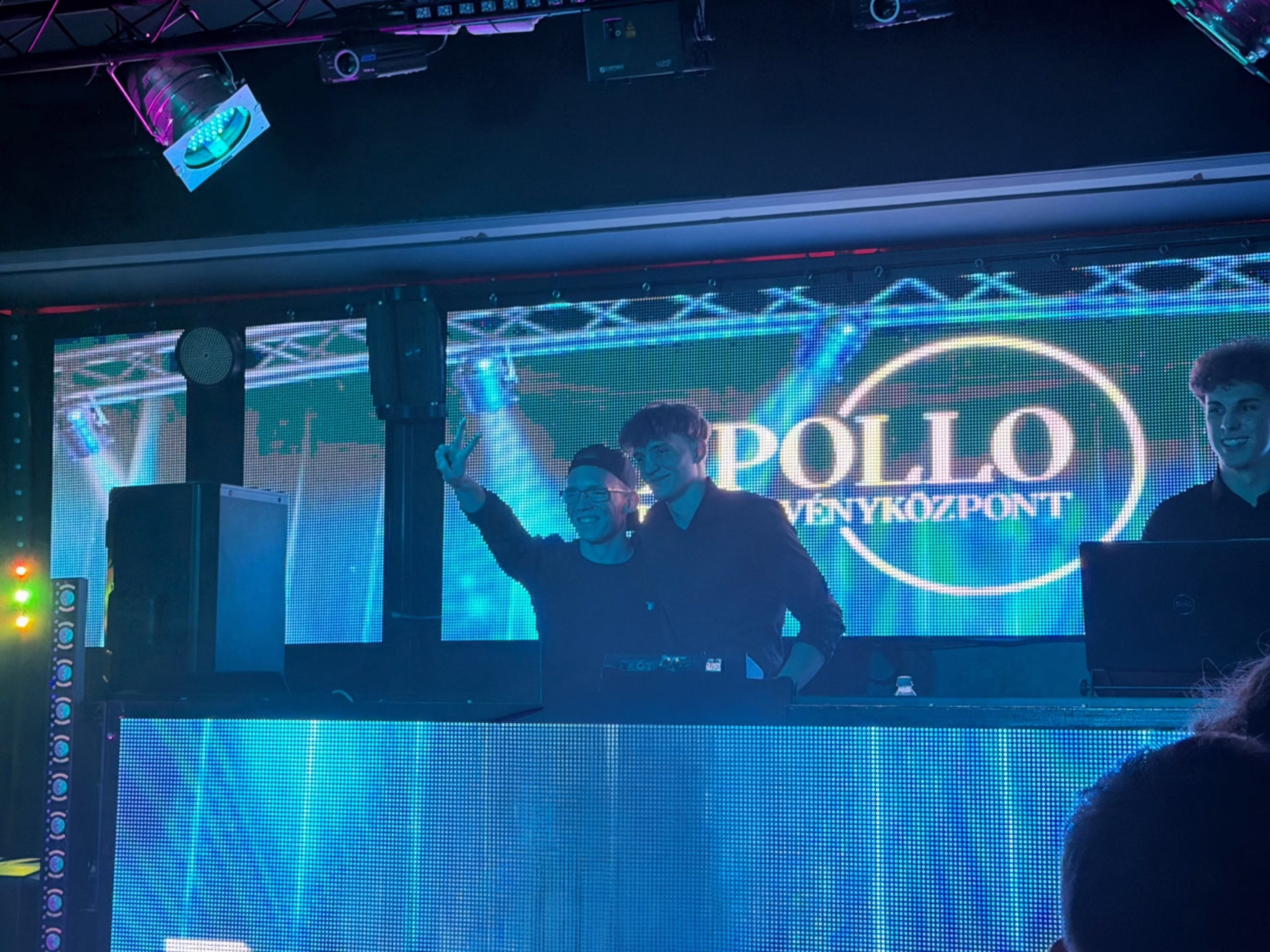 Közelített kép DJ Balmierről és DJ Kreiről az Apollo Dance Hall színpadán.