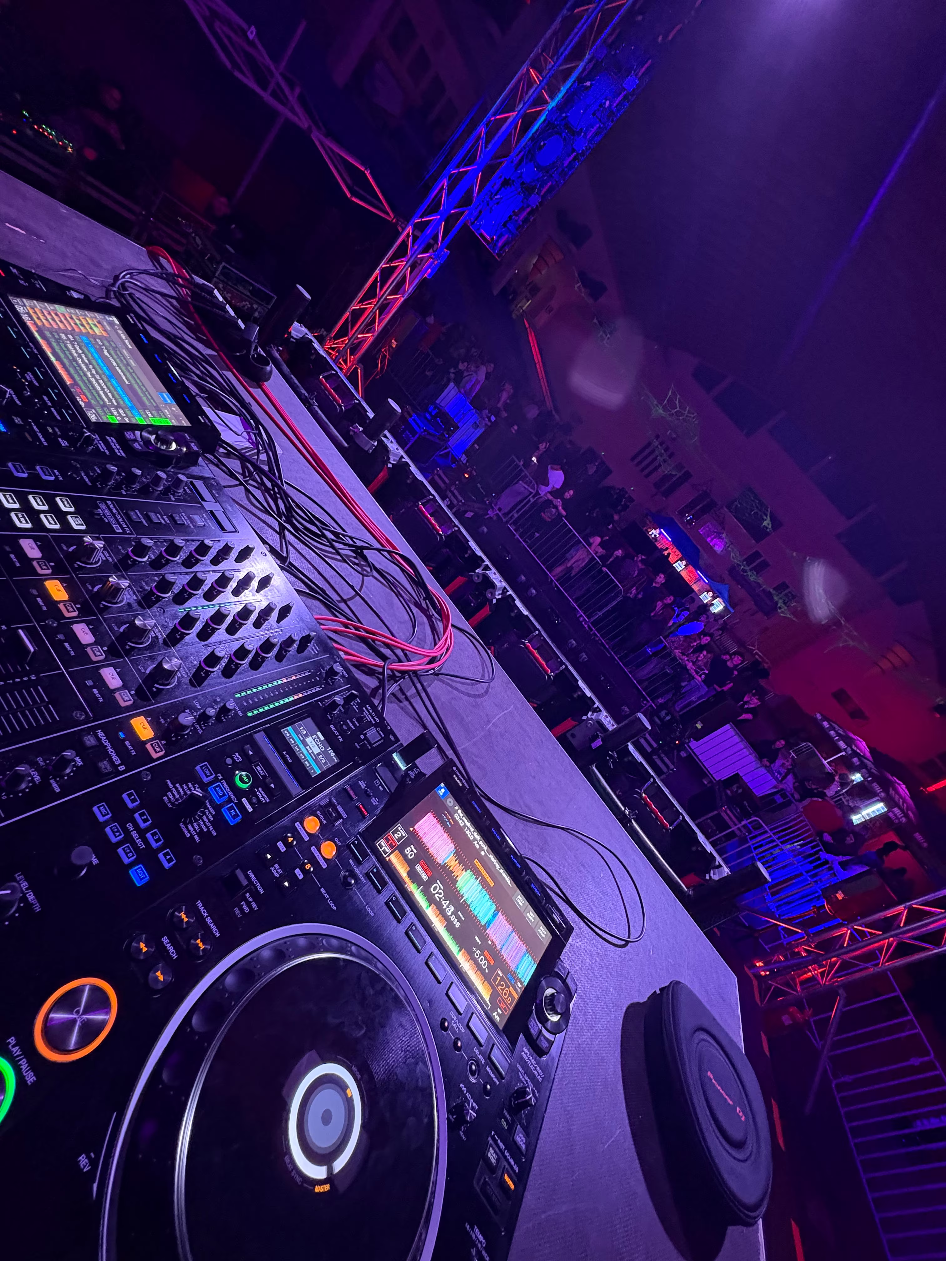 Álló kép az Easter Fesztivál színpadáról, amelyen a DJ pult látható, valamint a közönség a háttérben.