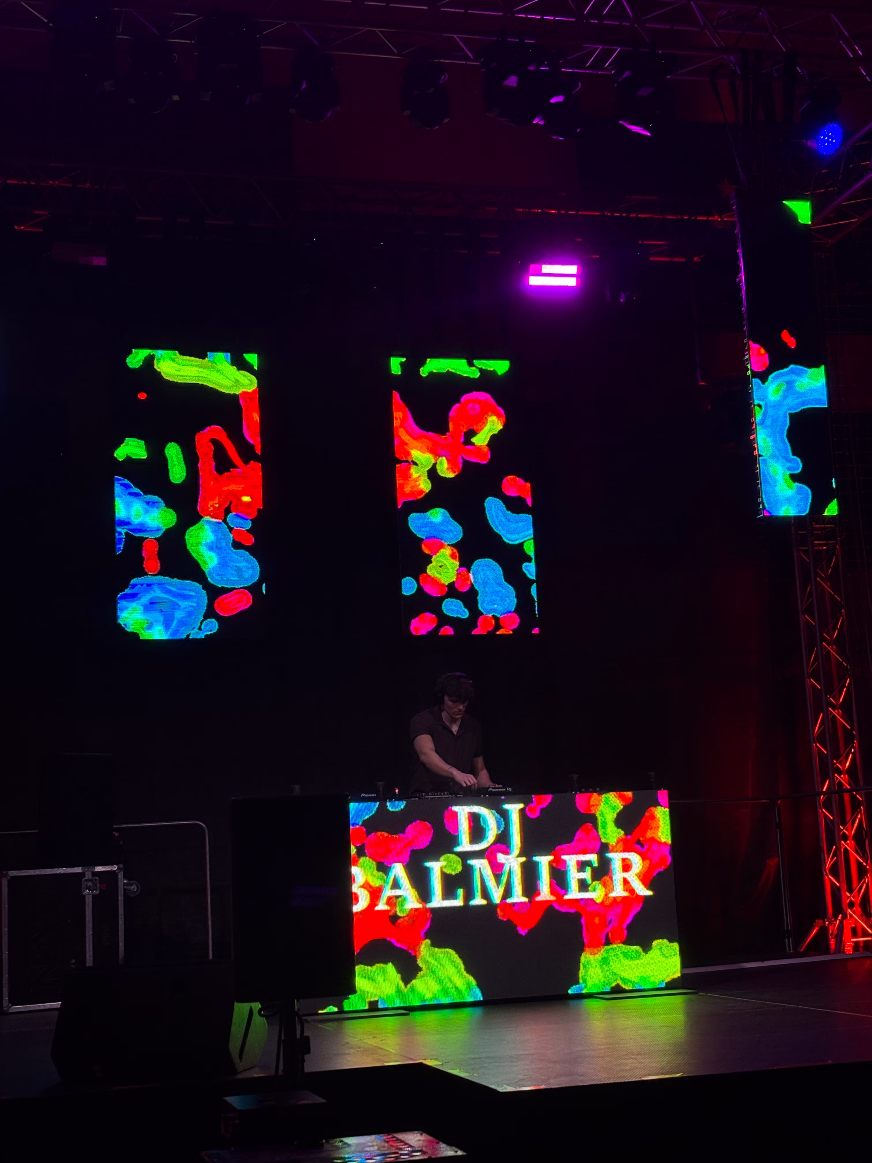 Álló kép DJ Balmierről, miközben az Easter Fesztivál színpadán