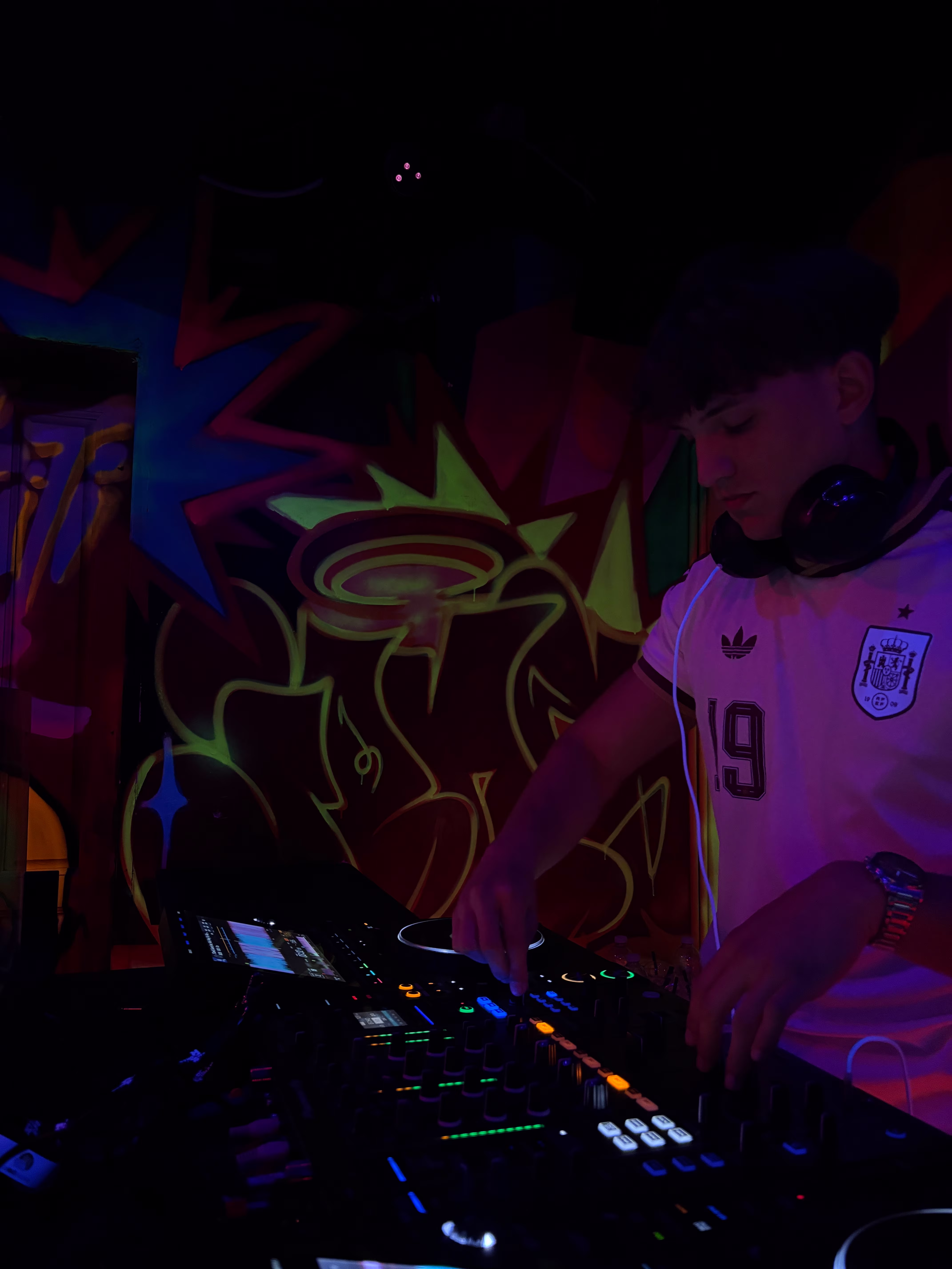 Közeli kép DJ Balmierről, miközben az Összetartozás Pikniken zenél.