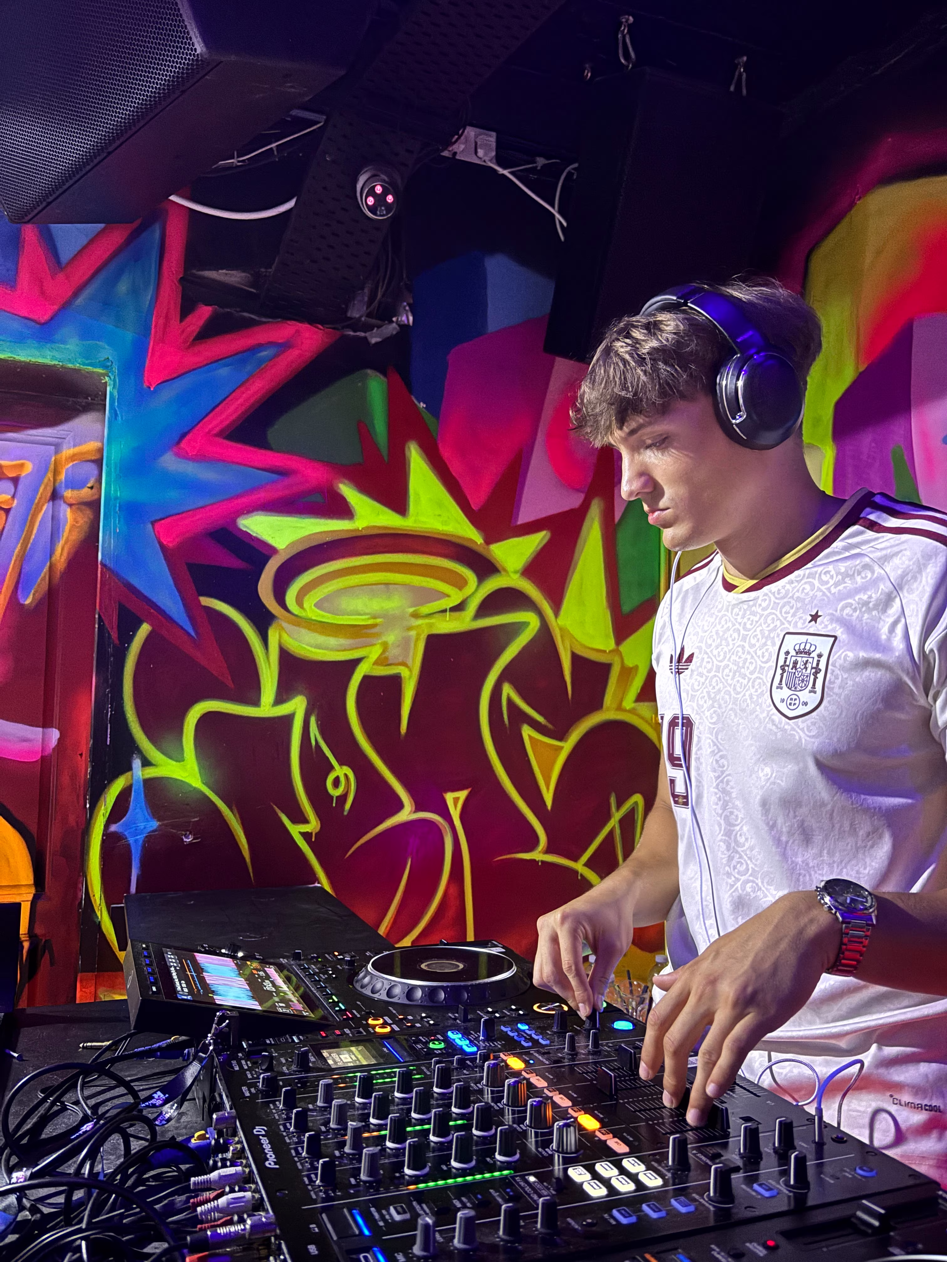 Közeli kép DJ Balmierről, miközben az Összetartozás Pikniken zenél.