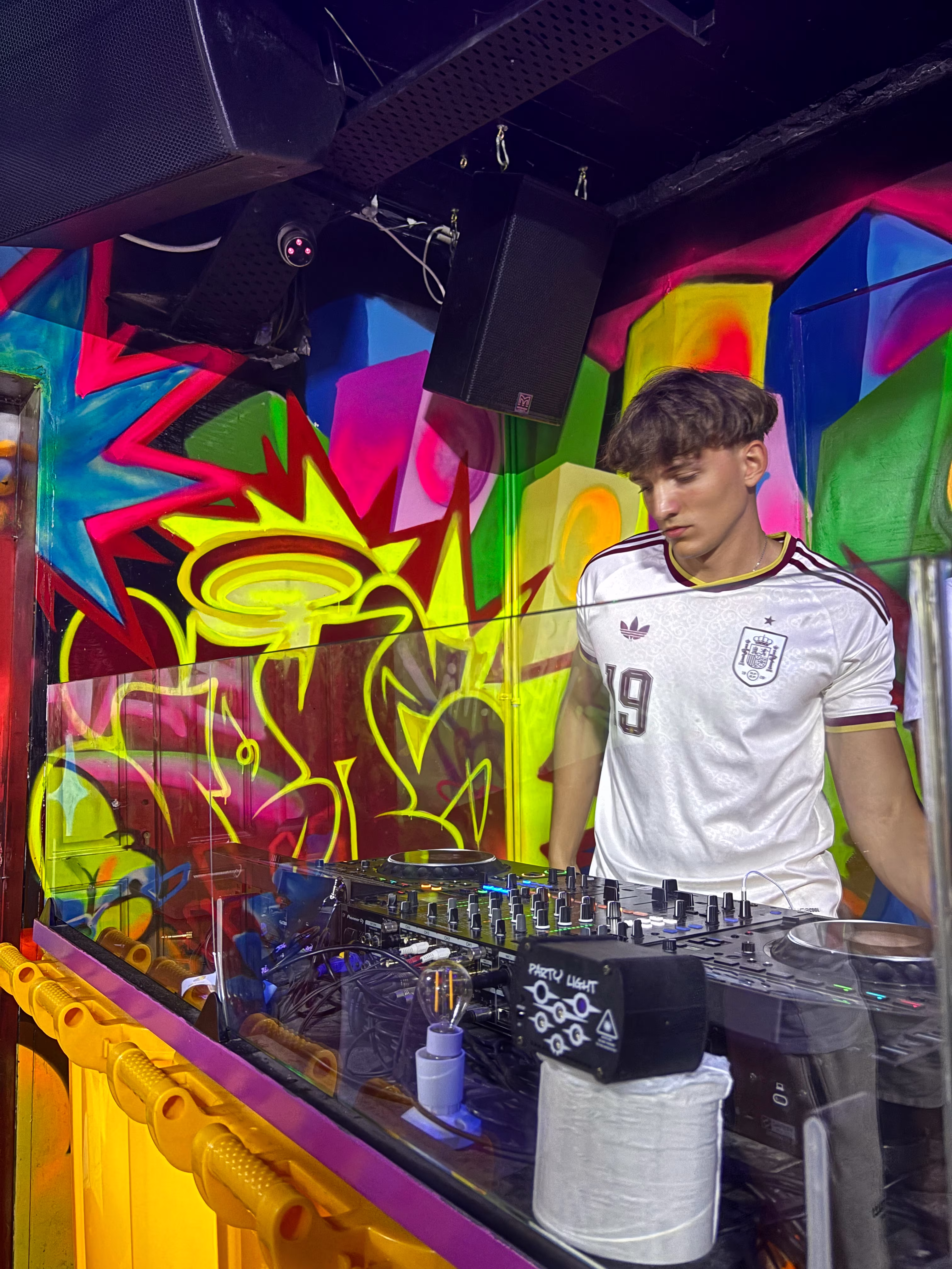 Közeli kép DJ Balmierről, miközben az Összetartozás Pikniken zenél.
