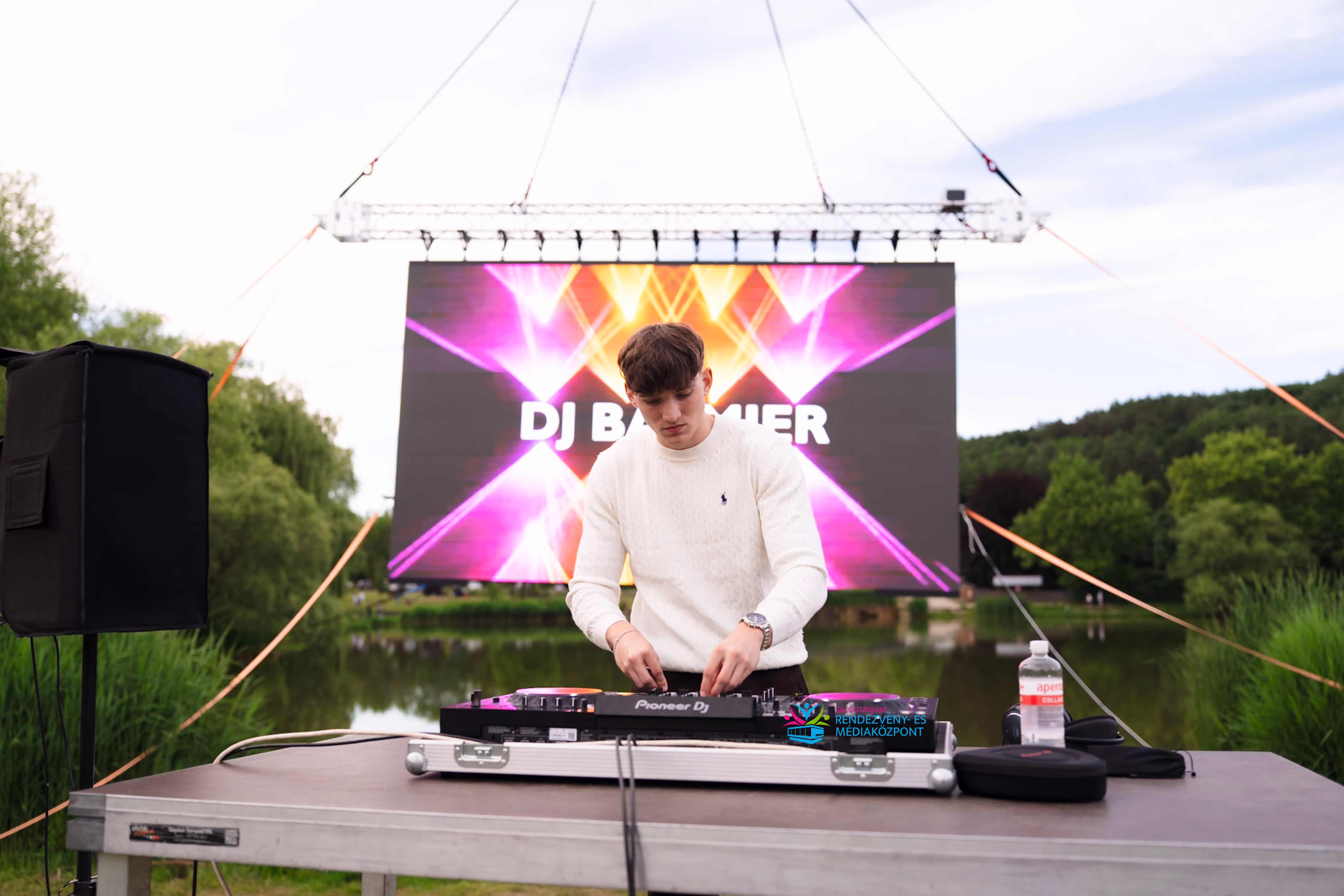 Közeli kép DJ Balmierről, miközben az Összetartozás Pikniken zenél.