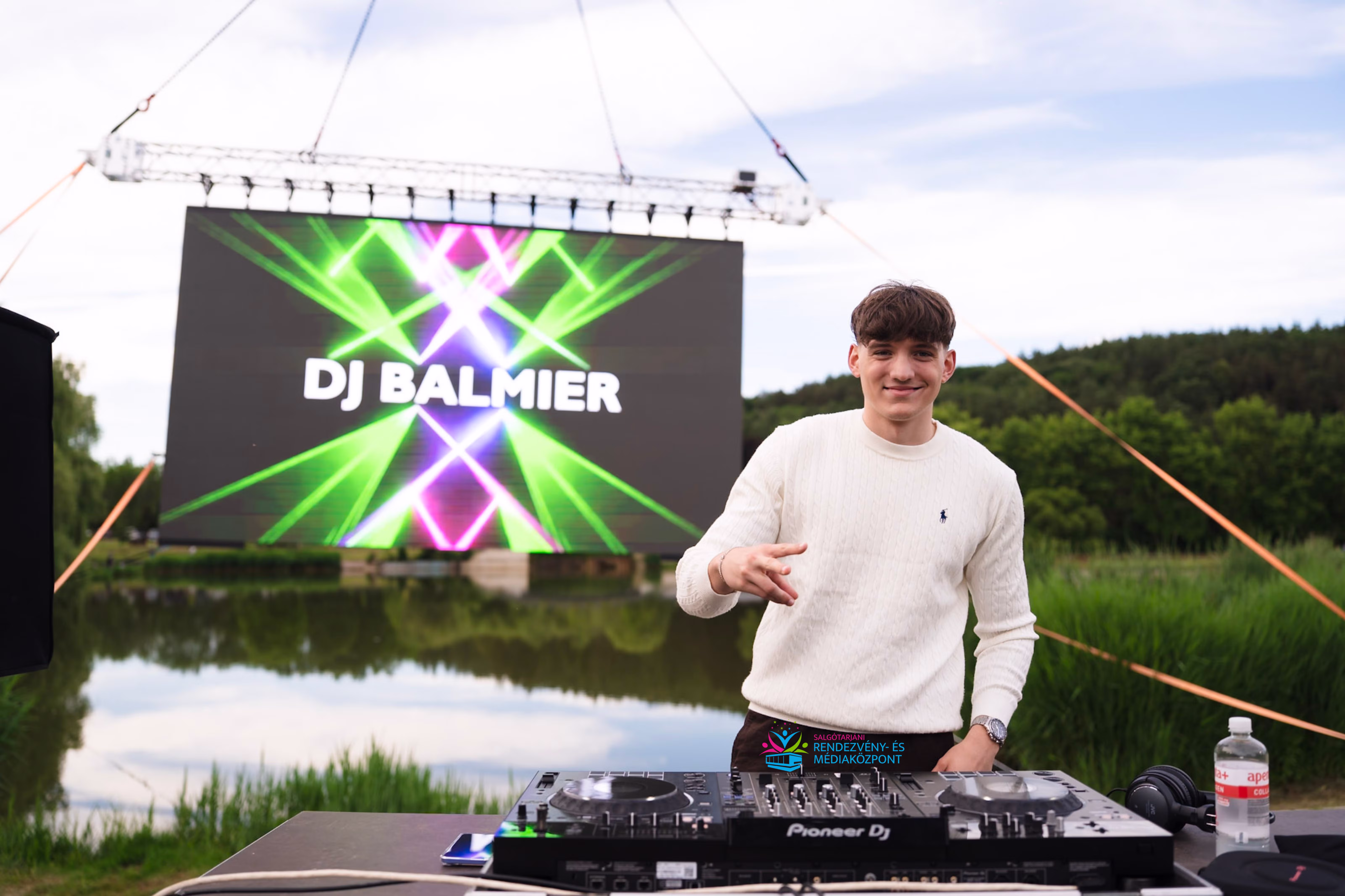 Közeli kép DJ Balmierről, miközben az Összetartozás Pikniken zenél.