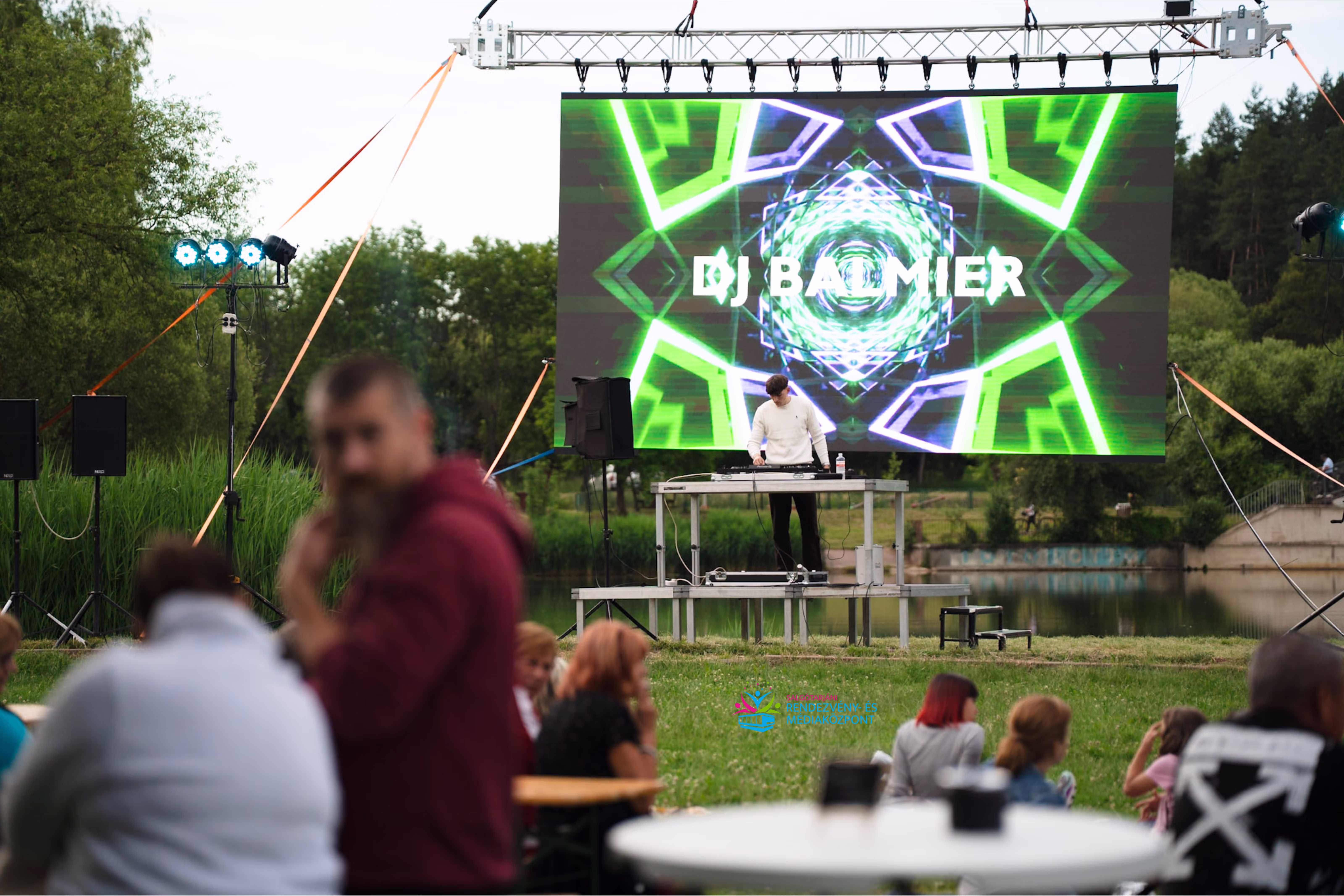 Közelített kép az Összetartozás Piknik nézőteréről, DJ Balmierre fókuszálva.