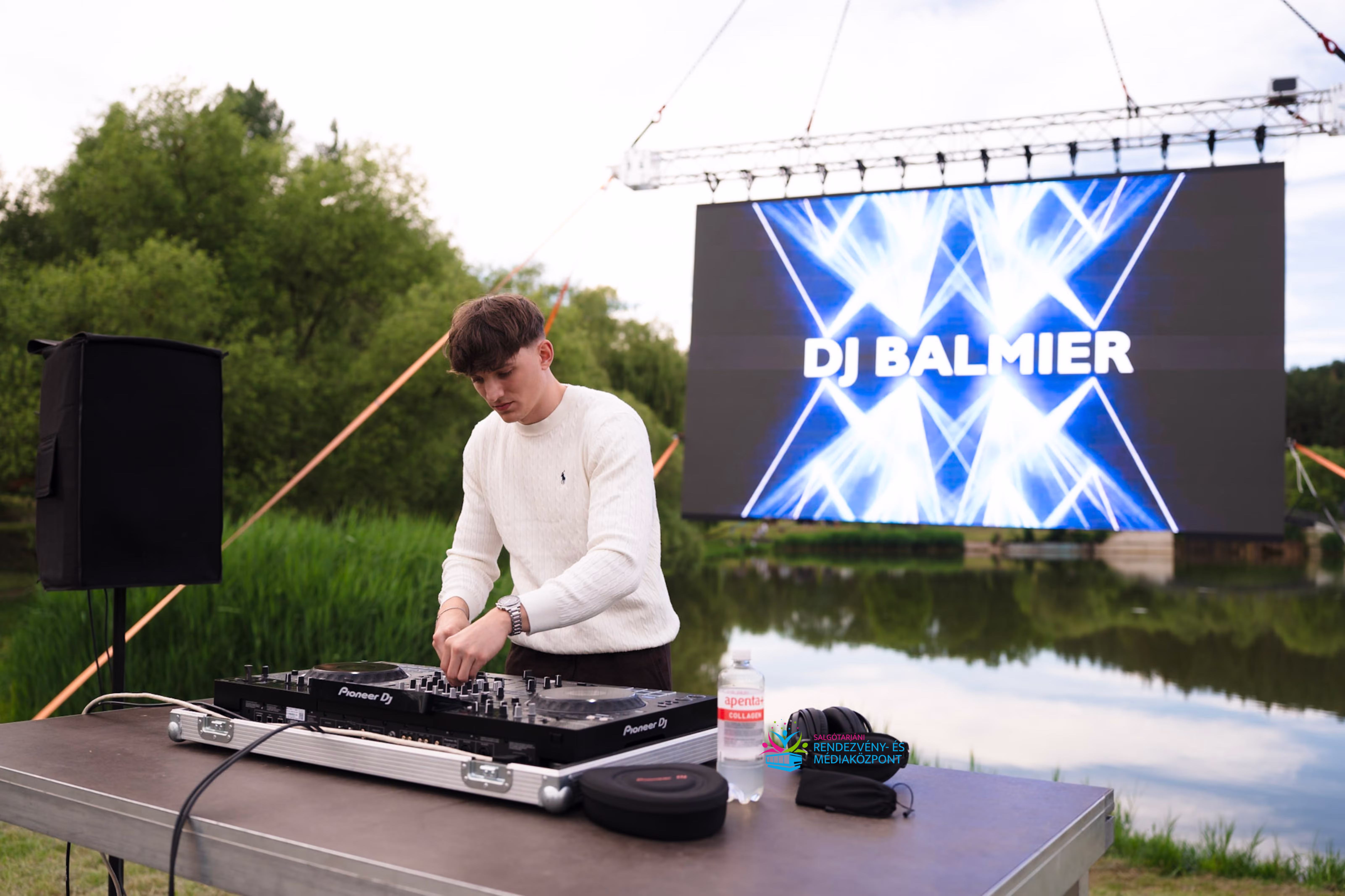 Közeli kép DJ Balmierről, miközben az Összetartozás Pikniken zenél.
