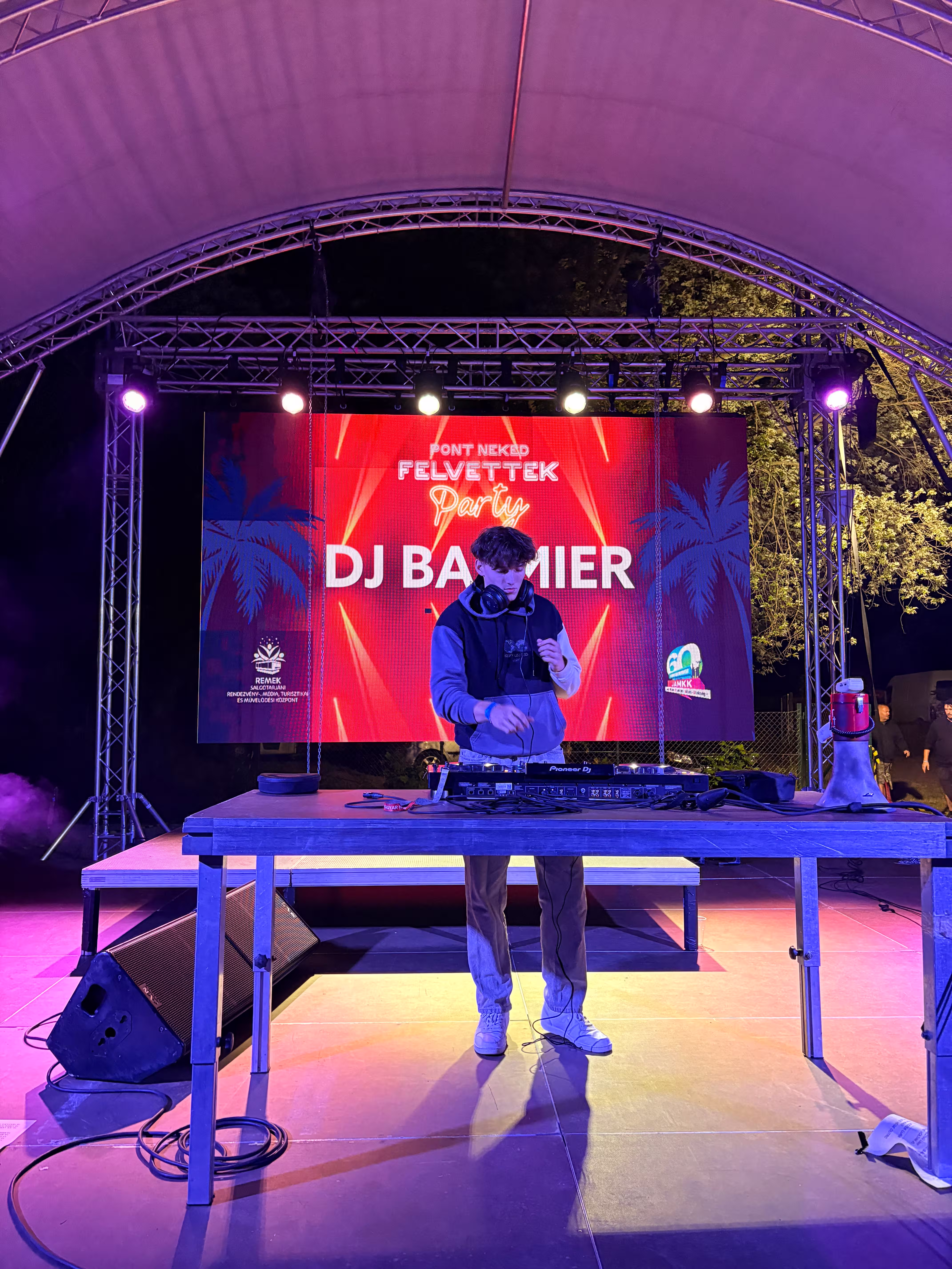 Közeli kép DJ Balmierről, miközben az Összetartozás Pikniken zenél.