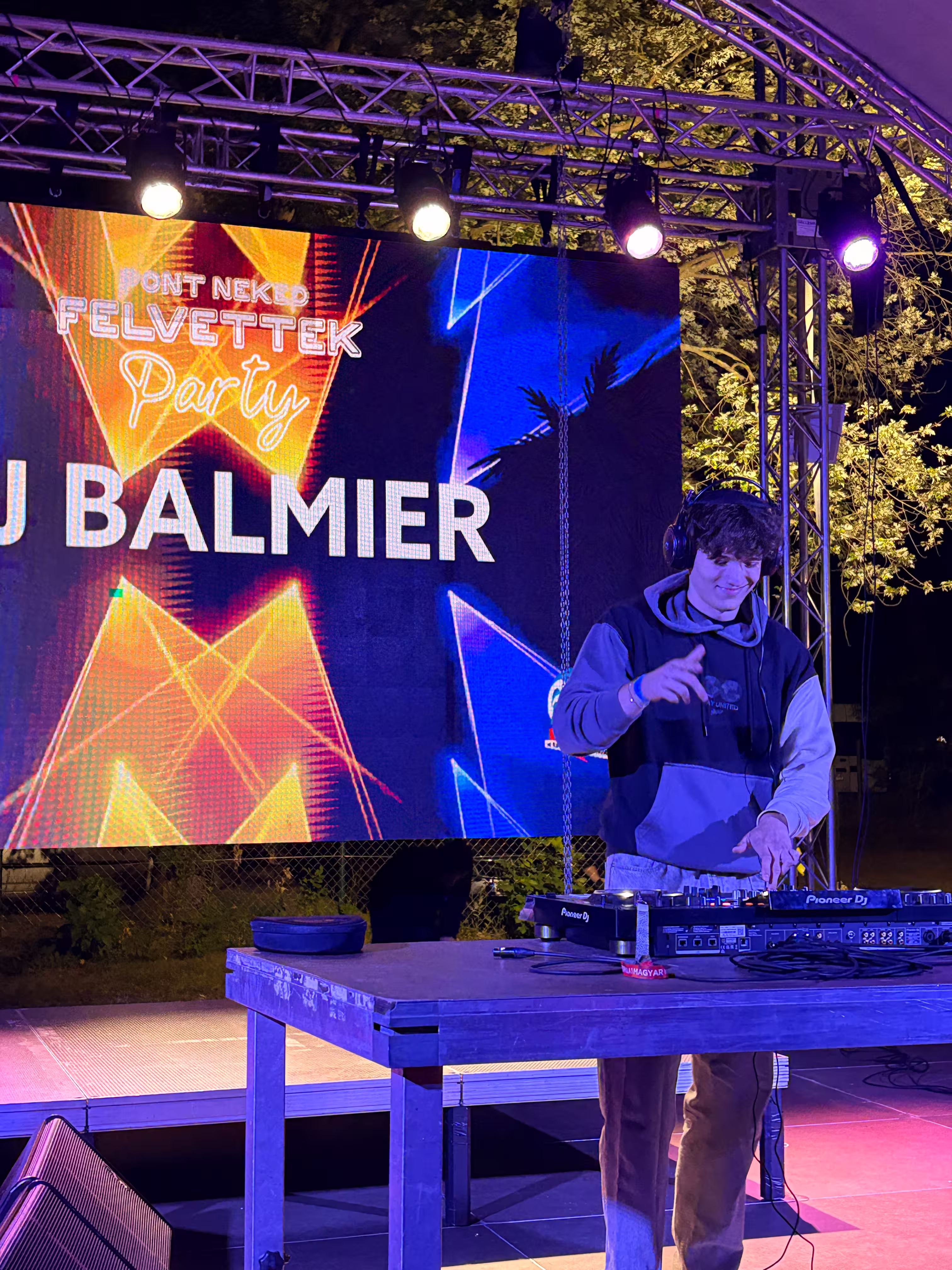 Közeli kép DJ Balmierről, miközben az Összetartozás Pikniken zenél.