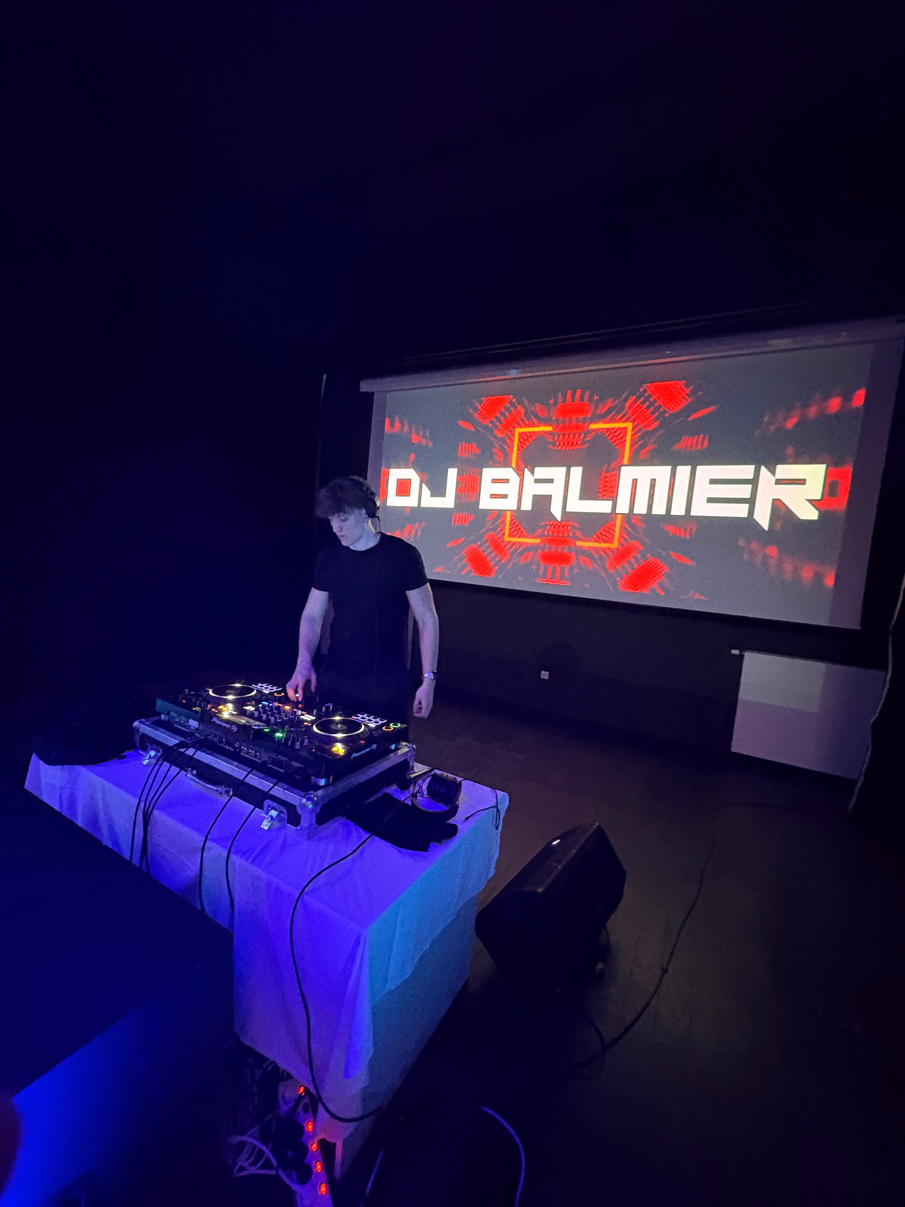 DJ Balmier egy zártkörű rendezvényen.